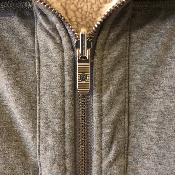Lululemon Reversible Sherpa and Gray Crop Jacket in Size Medium - Picture 5 of 10